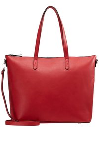 Červená kožená taška přes rameno s dvěma ramenními popruhy a odnímatelným dlouhým popruhem, se zipovým uzávěrem na vrchu.