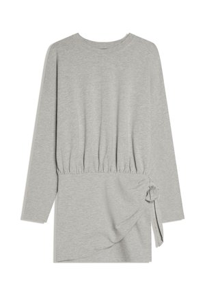 Rochie cu mâneci lungi, de culoare gri deschis, cu talie strânsă și detaliu tip nod lateral, realizată dintr-un material moale tricotat.