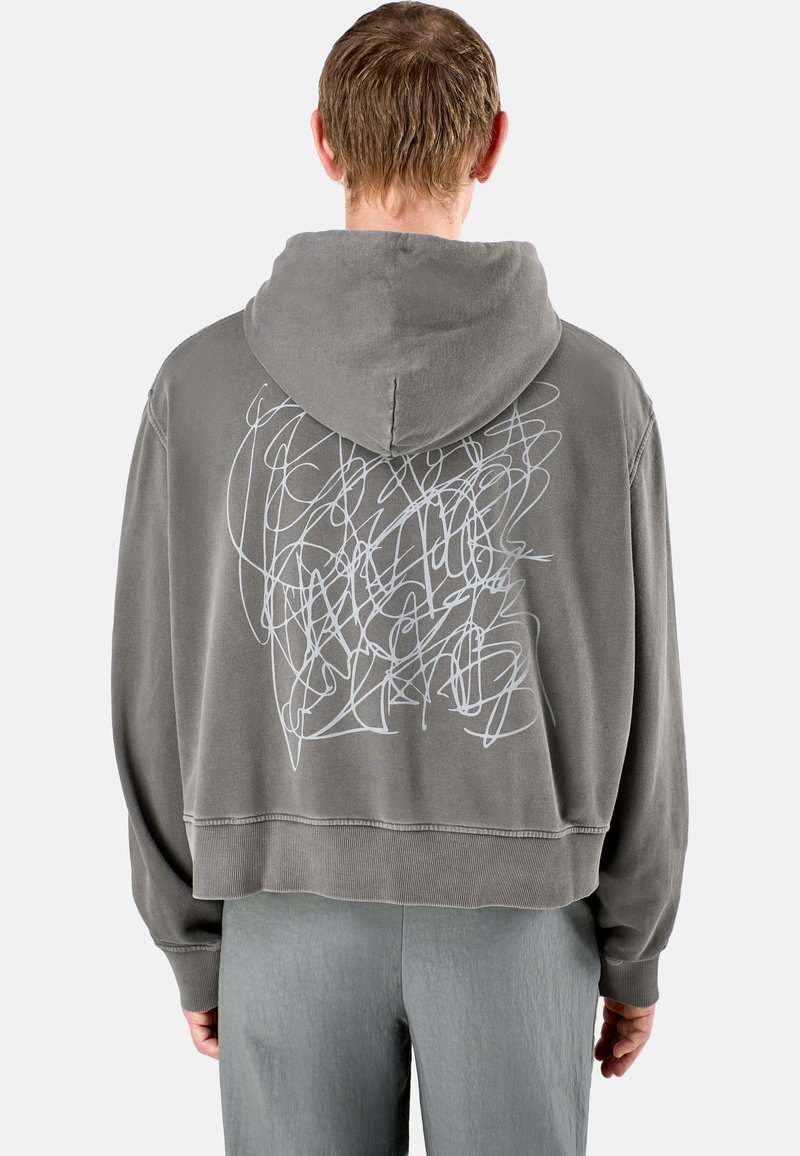 Grijze cropped hoodie met een witte abstracte print op de achterkant. Zachte stof, capuchon met koord, ribgebreide manchetten en zoom.