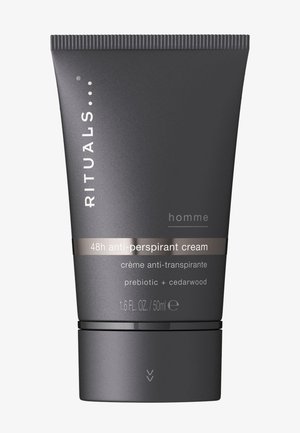 Tube gris foncé de crème anti-transpirante Rituals Homme 48h avec prébiotique et bois de cèdre, 50 ml, debout sur fond blanc.