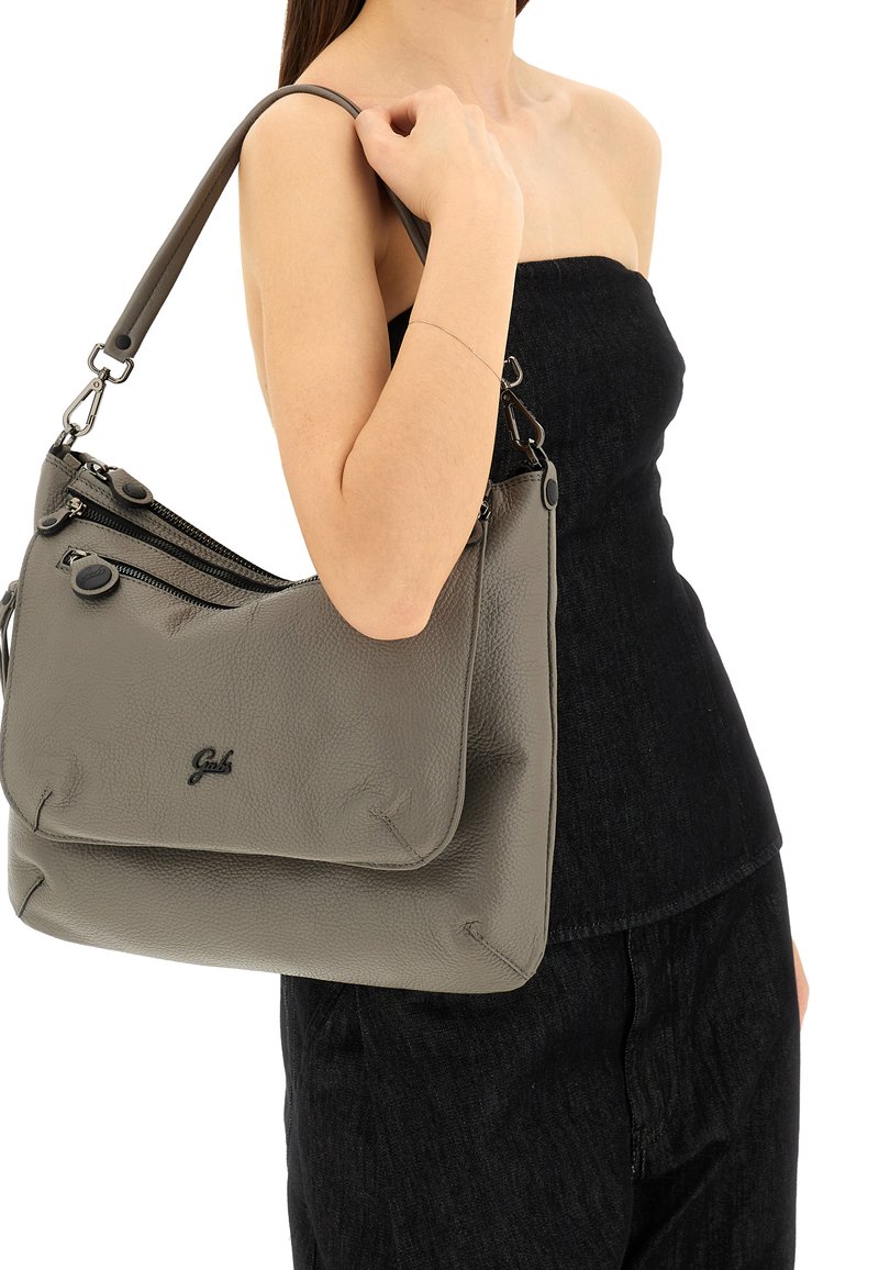 Borsa a tracolla in pelle grigia con finitura testurizzata, dotata di più scomparti con zip e di una tracolla removibile.
