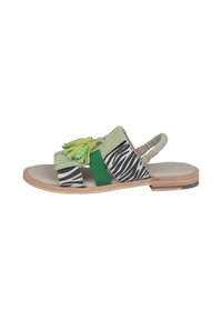 Sandal multicolore con una striscia verde chiaro, tessuto a stampa zebra, una banda di accentazione verde e un pon-pon decorativo sulla parte superiore. Suola piatta in legno.