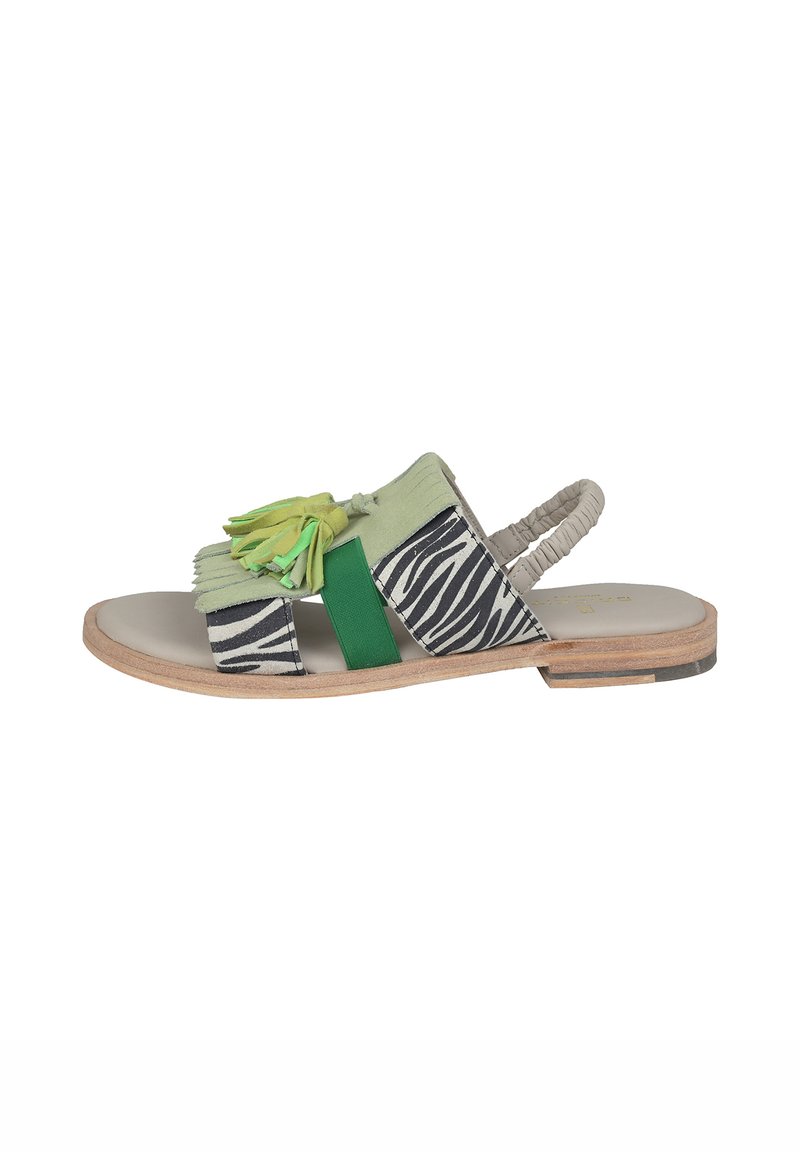 Sandal multicolore con una striscia verde chiaro, tessuto a stampa zebra, una banda di accentazione verde e un pon-pon decorativo sulla parte superiore. Suola piatta in legno.