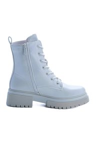 Stivaletto alla caviglia grigio chiaro in materiale similpelle, con chiusura frontale con lacci, cerniera laterale e suola robusta con scanalature. Dotato di un anello sul tallone.