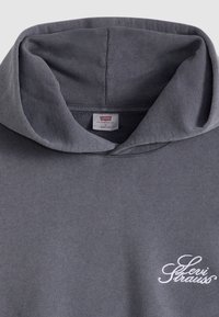 Γκρι βαμβακερό φούτερ με ευρύχωρη κουκούλα, με ριμπ υφή και λευκό κεντημένο λογότυπο "Levi Strauss". Σχέδιο Doxy fit.