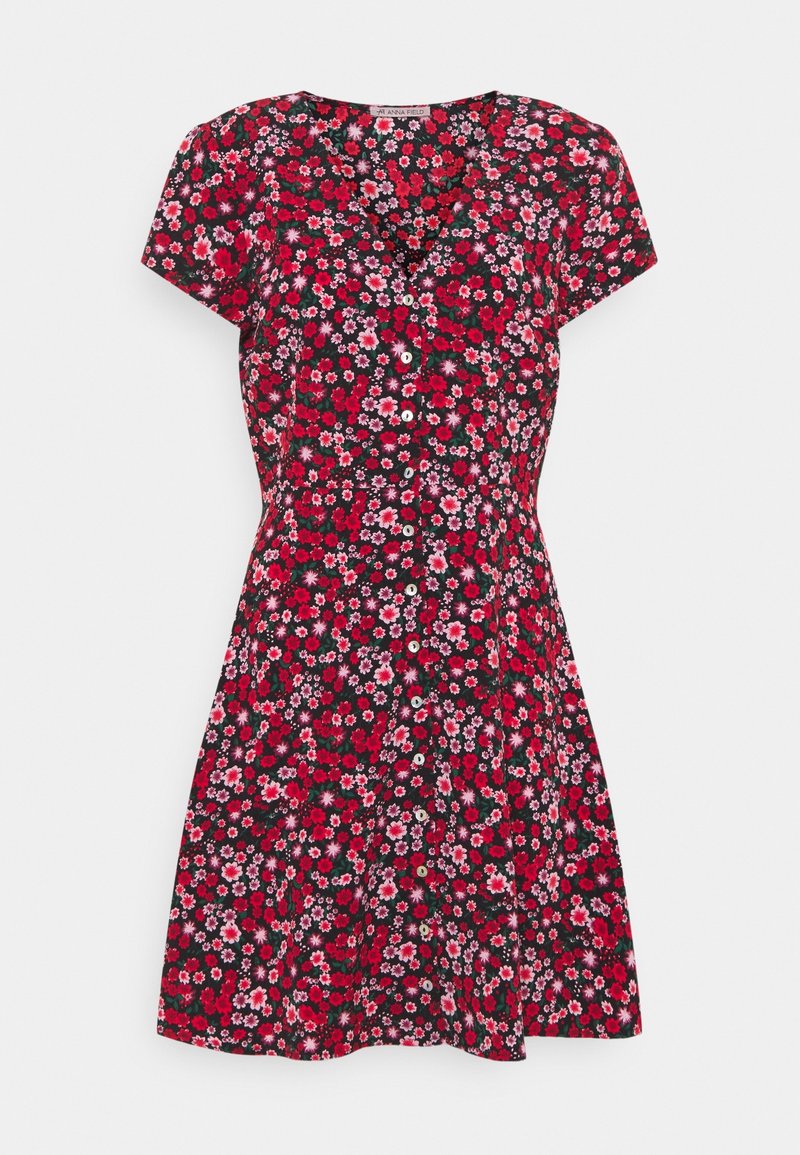 Robe courte fleurie avec des fleurs rouges, roses et blanches sur fond noir, manches courtes, col en V et boutons sur le devant.