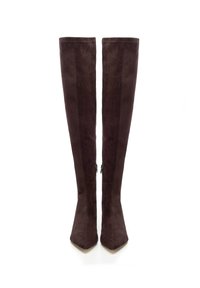 Brązowe, zamszowe kozaki do kolan z ostrymi noskami i bocznymi zamkami. Gładka faktura, dopasowany krój oraz minimalne przeszycia.