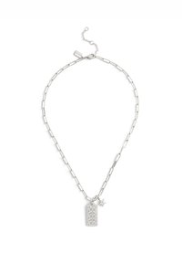 Collar de cadena de plata con eslabones alargados, un colgante rectangular texturizado y un pequeño charm de estrella. Cierre ajustable con cadena de extensión.