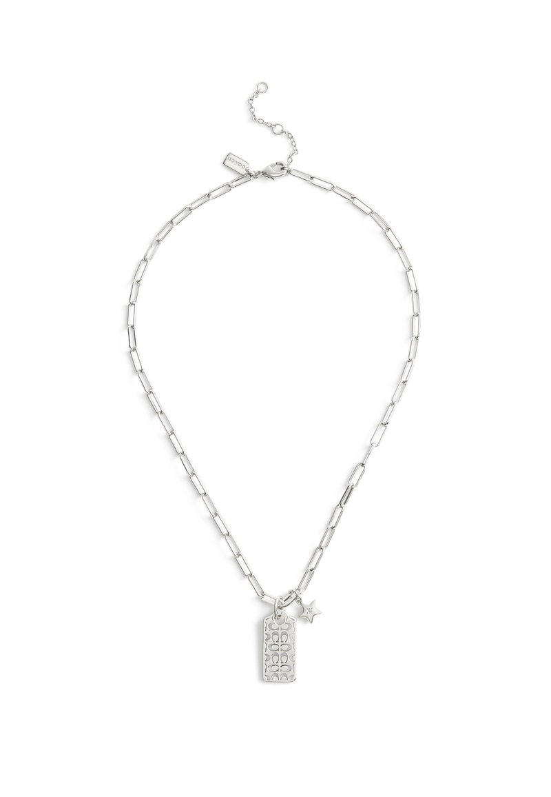 Collar de cadena de plata con eslabones alargados, un colgante rectangular texturizado y un pequeño charm de estrella. Cierre ajustable con cadena de extensión.