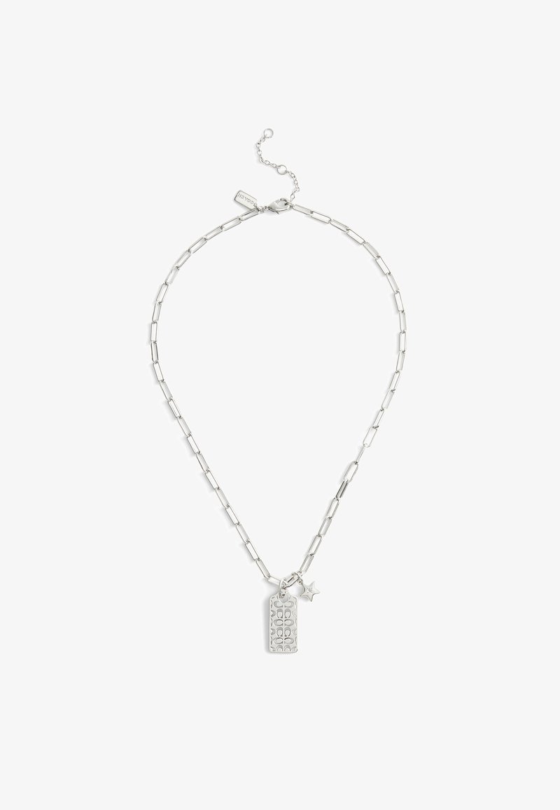 Collar de cadena de plata con eslabones alargados, un colgante rectangular texturizado y un pequeño charm de estrella. Cierre ajustable con cadena de extensión.