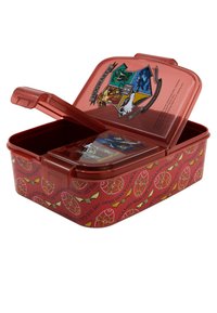 Rote rechteckige Lunchbox mit transparentem Deckel. Mit Hogwarts-Wappen-Design und wiederholten Mustern von goldenen Quidditch-Ausrüstungen.