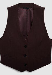 Gilet bordeaux à col en V, sans manches, avec une texture lisse, cinq boutons noirs et deux poches latérales. Doublé avec un tissu contrastant.