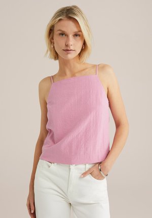 Top roz deschis, fără mâneci, cu decolteu pătrat și bretele subțiri. Fabricat dintr-un material moale, texturat. Asortat cu pantaloni albi.
