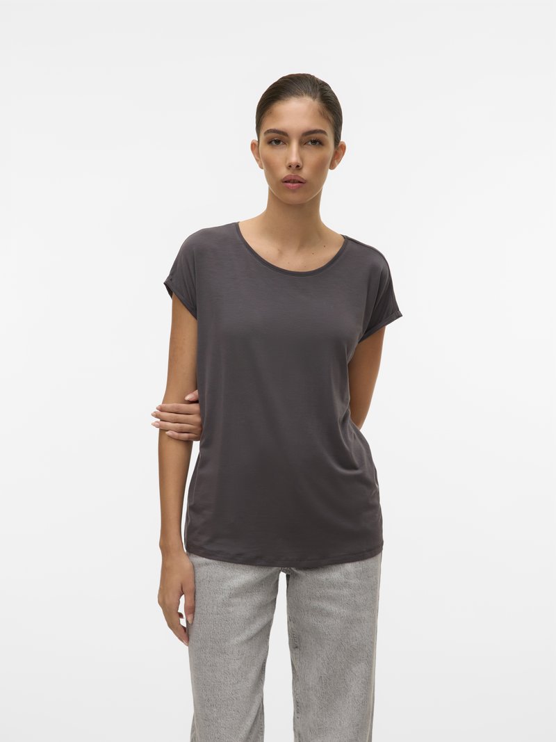 Grå kortærmet t-shirt med rund halsudskæring, lavet af blødt stof. Modellen parrer den med lysegrå vide jeans. Simpelt design.