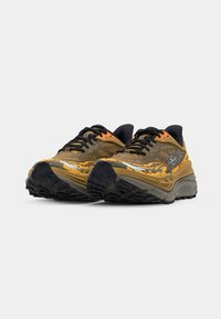 Scarpe da trail running marroni e arancioni con una tomaia testurizzata, accenti neri e una suola nera robusta per la trazione.