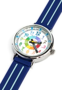 Montre en quartz ronde avec un cadran coloré comportant de grands chiffres et un boîtier argenté. Bracelet en caoutchouc bleu avec des accents bleu clair.