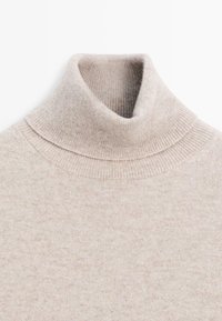 Beige gebreide coltrui met ribgebreide kraag en fijne, zachte textuur, weergegeven op een witte achtergrond.