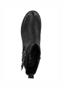 Botín negro de tobillo hecho de cuero liso, con punta redonda, cierre de cremallera lateral y una hebilla decorativa de plata en el lado exterior.