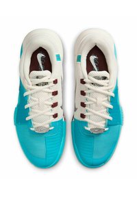 Scarpe da ginnastica turchesi e bianche con tomaia in rete, suola in gomma testurizzata e dettagli metallici. Presentano un sistema di allacciatura tradizionale.