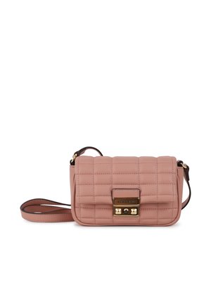 Sac en bandoulière en cuir matelassé rose avec quincaillerie dorée, de forme rectangulaire, sangle brune, et un rabat avant avec fermeture à clasp.