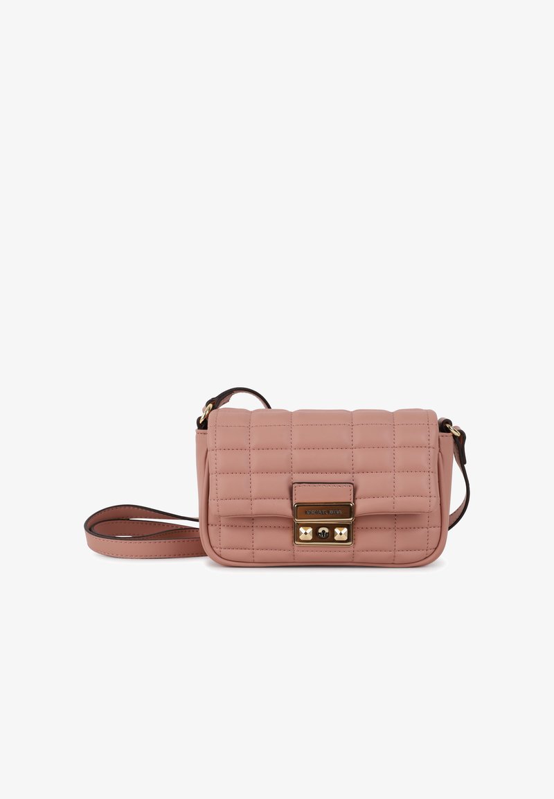 Bolsa de ombro em couro rosa acolchoado com acessórios em dourado, formato retangular, correia castanha e uma aba frontal com fecho de fecho.