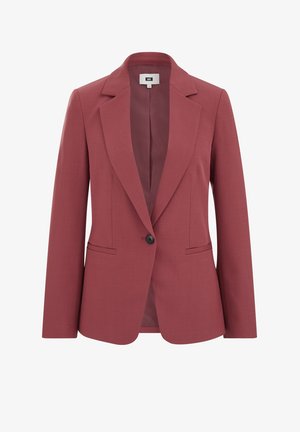 Blazer rose à un bouton avec revers crantés, manches longues et deux poches passepoilées à l'avant, présenté sur un fond blanc.