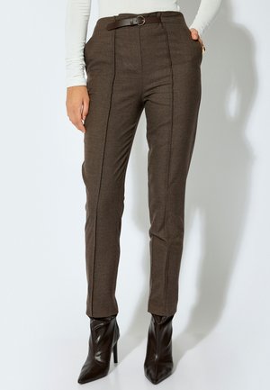 CIGARETTE PANTS - Chino - brown
