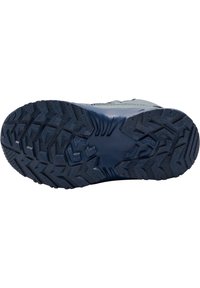 Sportschuhsohle mit einem tiefen, robusten Profilmuster. Das Material ist Gummi mit einer dunkelblauen Oberflächenbehandlung, die für Traktion auf verschiedenen Oberflächen ausgelegt ist.