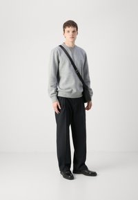 Tommy Hilfiger ESSENTIAL CREWNECK - Sudadera - medium grey heather
