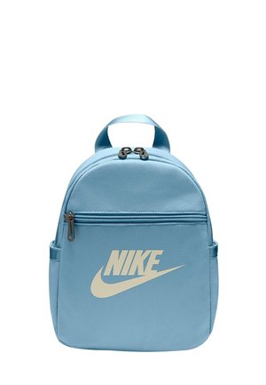 Mochila Nike azul claro con bolsillo frontal con cremallera, logo blanco de Nike, compartimento superior con doble cremallera y asa superior para transportar.