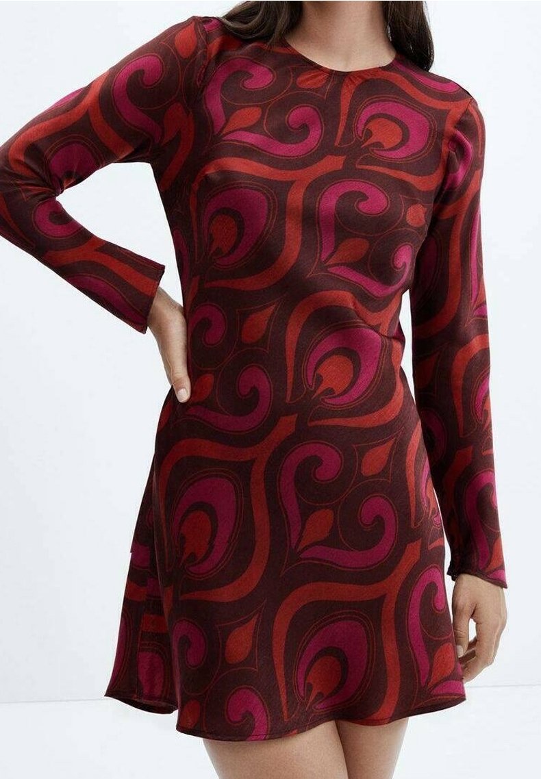 Robe à manches longues présentant un motif abstrait tourbillonnant rouge et rose sur un fond bordeaux foncé, avec un corsage ajusté et un bas évasé.