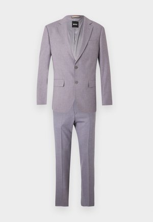 Costume pour homme gris clair comprenant un blazer à deux boutons avec des revers crantés et un pantalon droit assorti, sur fond blanc.