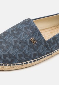 MICHAEL Michael Kors KENDRICK SLIP ON - Auduma kurpes - admiral