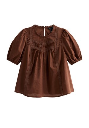 Bruine blouse met pofmouwen, kanten randje, geplooide voorkant, ronde halslijn en knoopsluiting aan de achterkant.
