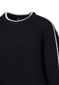 Marineblauer Strickpullover mit Rippstruktur, runder Ausschnitt und weißen Streifen auf den Schultern.