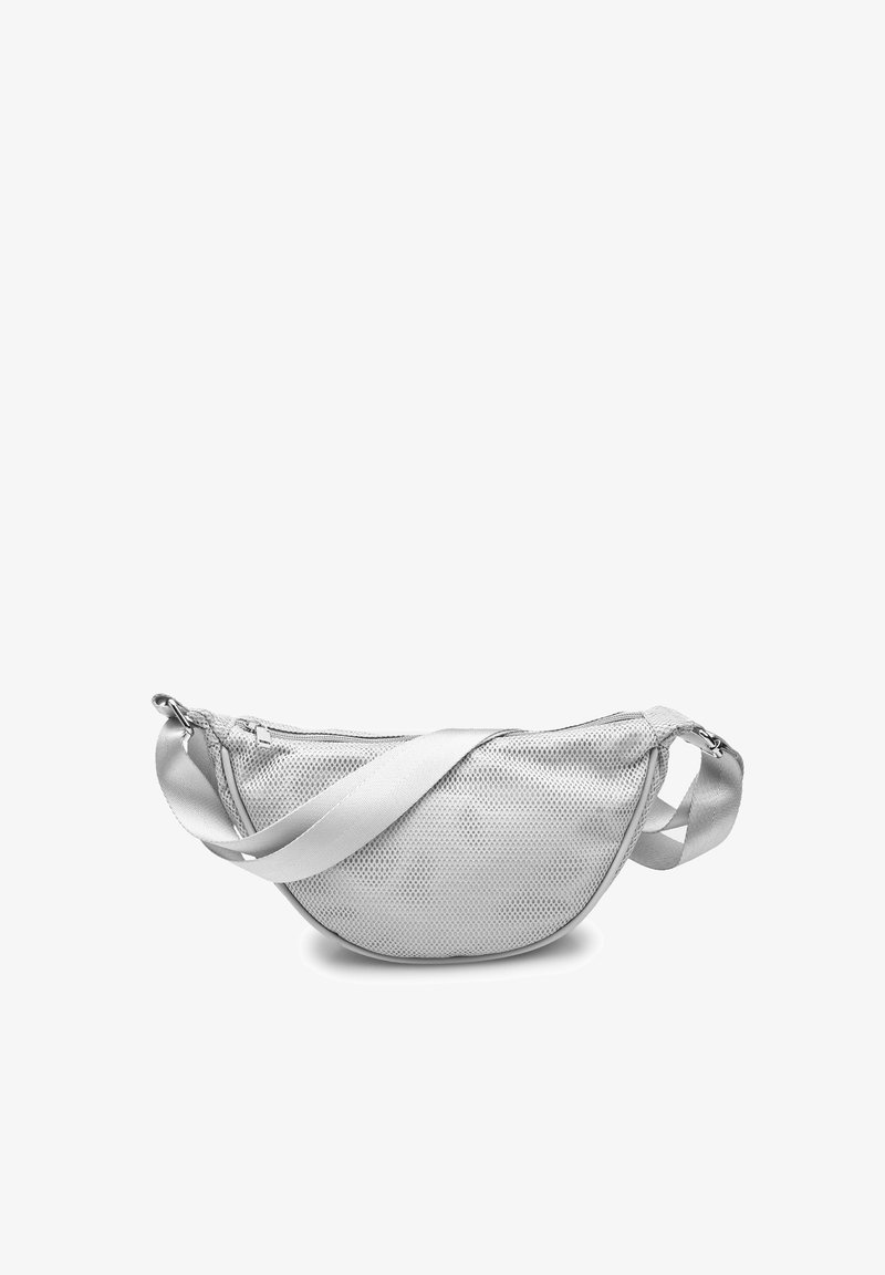 Borsa a tracolla argentata con zip, design a rete testurizzata, forma curvata e tracolla regolabile. Presenta una superficie liscia e uno stile elegante.