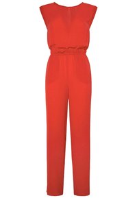 Une combinaison rouge avec des manches courtes, une taille froncée et un pantalon large. Fabriquée à partir d'un tissu lisse sans motifs ni accessoires visibles.