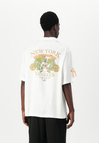New Era - GRAPHIC REVERE SHIRT - Skjorter - white Miniaturebillede 1