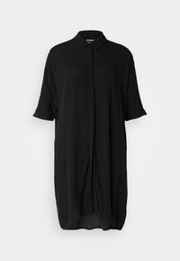 Camicia nera con bottoni, colletto, maniche corte e vestibilità rilassata, caratterizzata da una texture liscia e un orlo leggermente curvo.