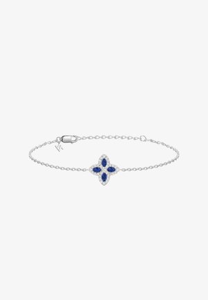 Silbernes Armband mit floralem Design, das fünf blaue Edelsteine in der Mitte zeigt, umgeben von kleinen klaren Kristallen an einer filigranen Kette.
