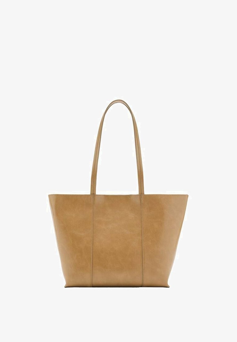 Geantă tote din piele naturală, de culoare tan, cu mânere lungi, design structurat, formă rectangulară și textură subtilă. Dispune de o cusătură vizibilă pe margini.