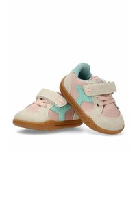 Dos zapatillas deportivas que combinan materiales en rosa, crema y aqua. Tienen una correa de Velcro, detalles texturizados y suelas de goma.