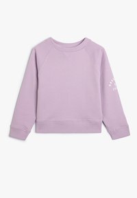 Lilas huppari, joka on valmistettu pehmeästä puuvillasekoitteesta, jossa on pyöreä kaula-aukko ja resorireunat. Valkoinen teksti yksityiskohtana yhdessä hihassa.