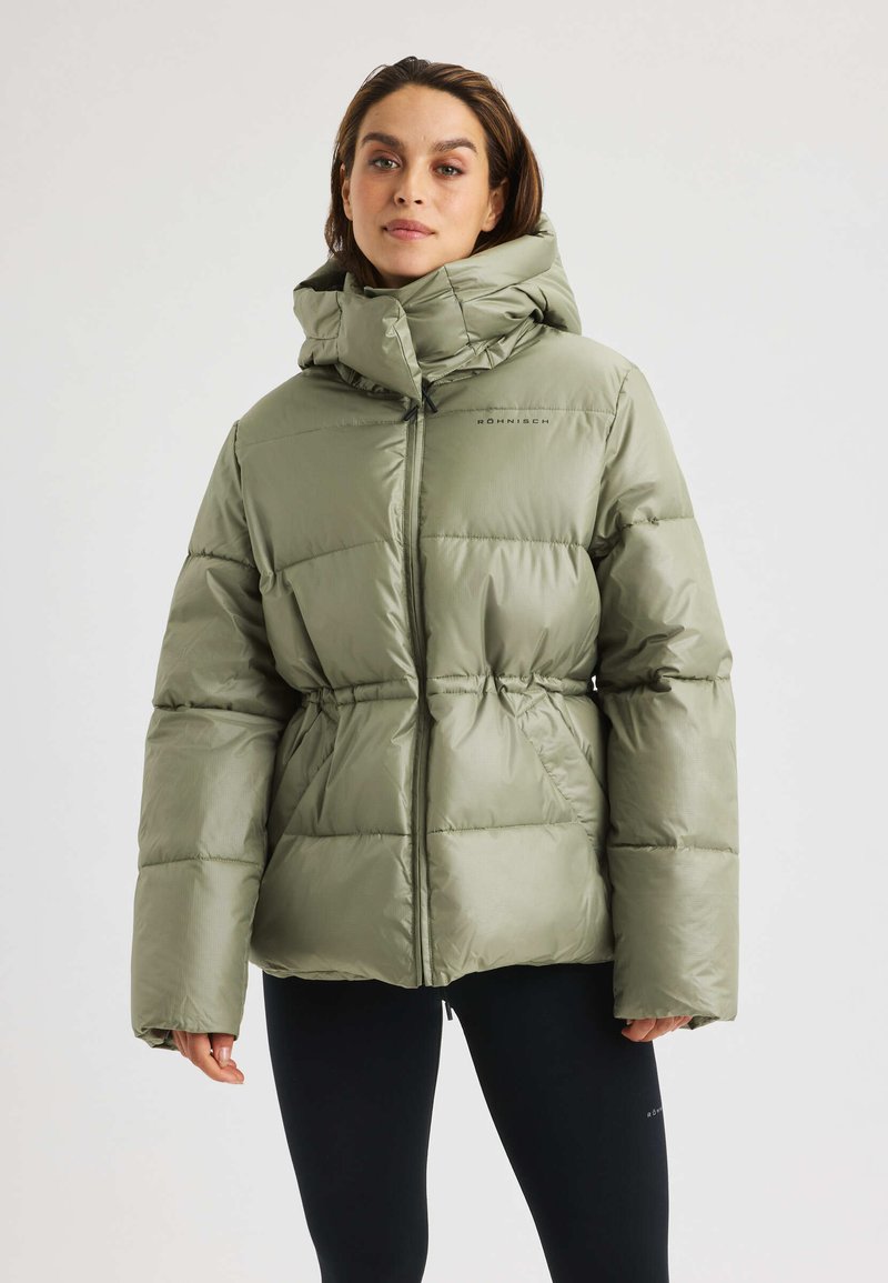 Giacca a vento verde con cappuccio, con vita sgonfiata e maniche oversize. Tessuto liscio e lucido con motivo trapuntato visibile e logo.
