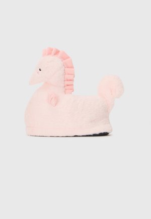 Roze pluche slipper in de vorm van een zeepaardje, met een gerimpelde manen, kleine oren en een gekrulde staart, voorzien van een zwarte zool.