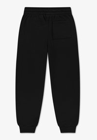 Calças de treino pretas com design de perna afunilada, cintura elástica e um único bolso traseiro. Feitas de tecido macio e suave.