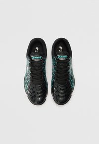 Adidași negri cu un model texturat de reptil�ă, evidențiați cu accente turcoaz, șireturi negre și o formă aerodinamică. Logo-ul Joma pe limbă.