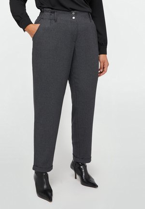 Pantalons gris ajustés avec une finition texturée, taille haute et ourlets retroussés, comportant deux poches avant et deux boutons à la taille.