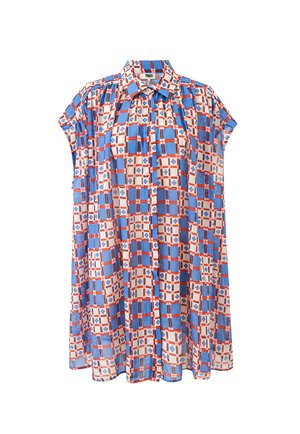 Blouse ample à manches courtes avec un motif à carreaux bleus, blancs et rouges et de petits motifs floraux, boutonnée sur le devant avec col.