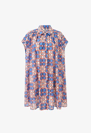 Blouse ample à manches courtes avec un motif à carreaux bleus, blancs et rouges et de petits motifs floraux, boutonnée sur le devant avec col.